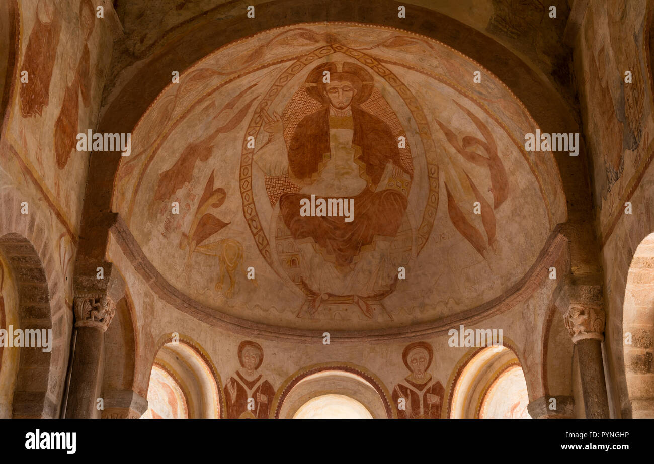 Gourdon, France - 3 août 2018 : Intérieur avec fresques (trône) de Christ sur l'église romane à Gourdon, Saône-et-Loire, France. Banque D'Images