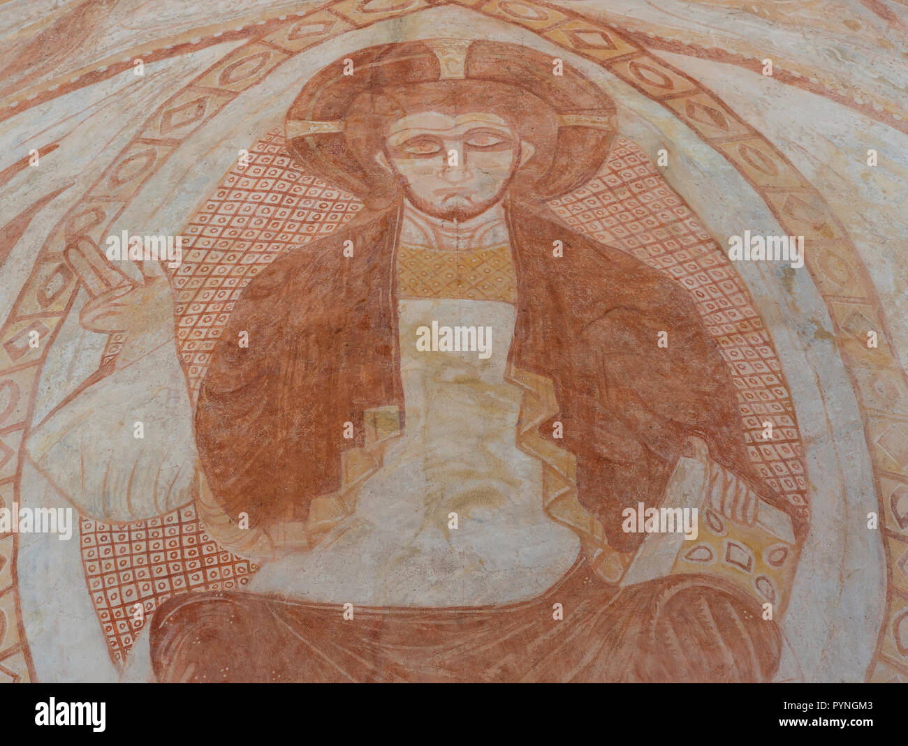 Gourdon, France - 3 août 2018 : Intérieur avec fresque de l'église romane à Gourdon, Saône-et-Loire, France. Banque D'Images