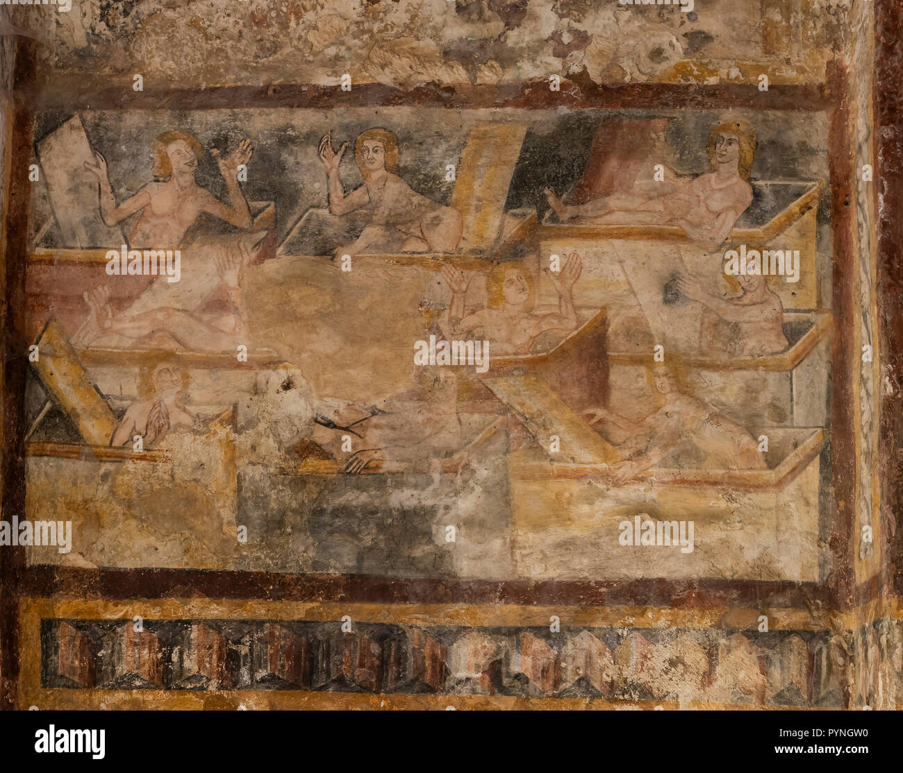 Brancion, France - 4 août 2018 : l'intérieur de l'église romane de la Chapelle-sous-Brancion avec des fresques de la résurrection des personnes de la gr Banque D'Images