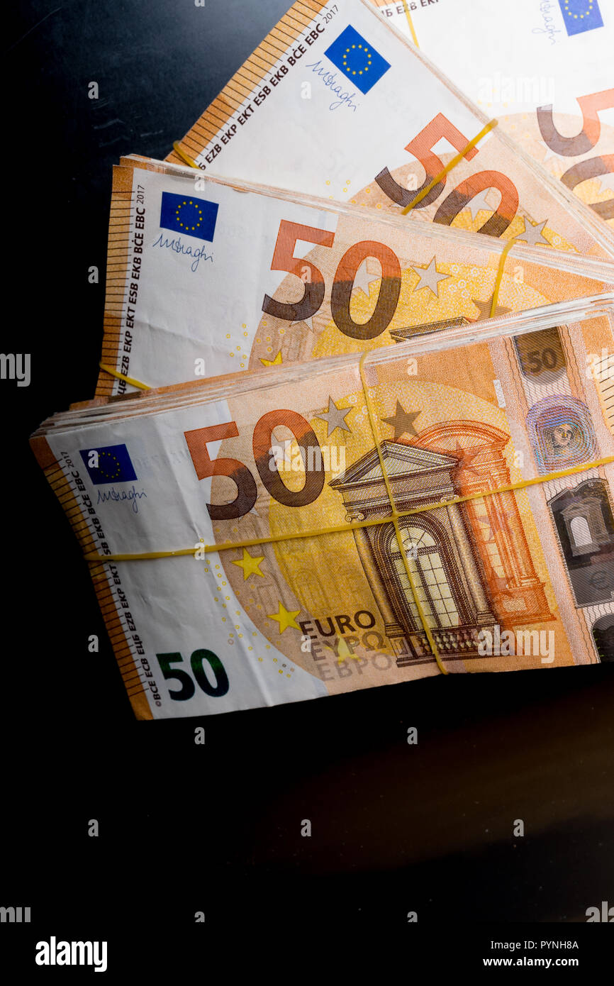 Fond Pile De Devises En Euros 50x 50 € 20x 20 € Et 5x 5 € Billets