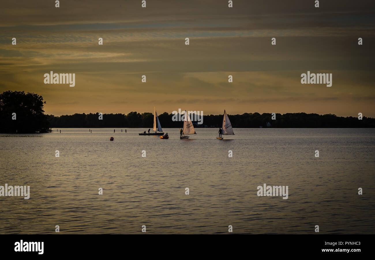 Groningen, en Hollande. Octorber, 08, 2018 : En fin de soirée de la voile à la paterswoldse meer avant le coucher du soleil Banque D'Images