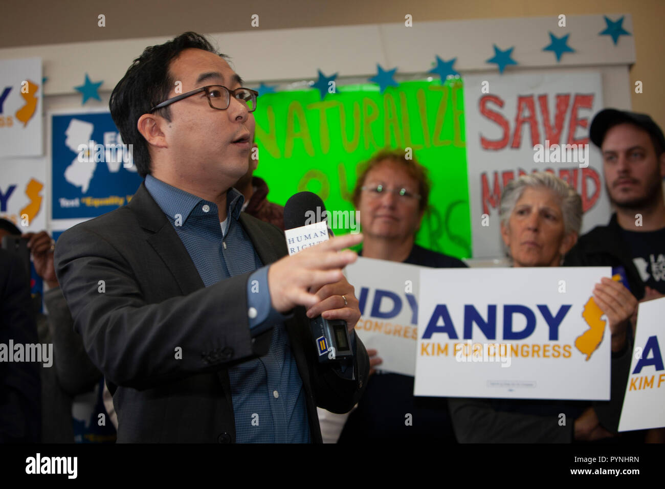 Oct 27, 2018. Tchad Griffin, président de la campagne des droits de l'homme et rempl. Hakeem Jeffries, Huitième Congressional district de New York, Andy Kim entériner lors d'un rassemblement au siège de Kim à Willingboro, New Jersey. Andy Kim, un ancien fonctionnaire de la sécurité nationale au cours de l'administration Obama et le Républicain Tom Rép. MacArthur sont enfermés dans une "égalité statistique" dans le 3ème district Congessional de South Jersey. Un nouveau sondage montre l'Université Stockton MacArthur, l'impulsion à l'effort visant à abroger la Loi sur les soins abordables sous le président Trump, dans une lutte pour sa vie politique contre Kim. Photo par Gary Ell Banque D'Images