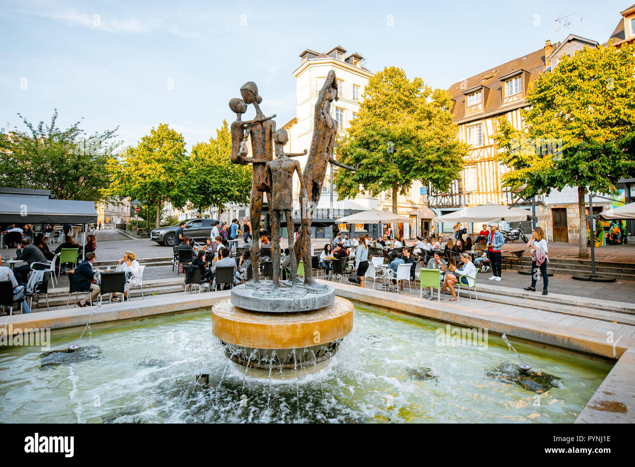 ROUEN, FRANCE - 03 septembre 2017 : fontaine moderne sculptures sur la place de la vieille ville de la ville de Rouen, capitale de Normandie en France Banque D'Images