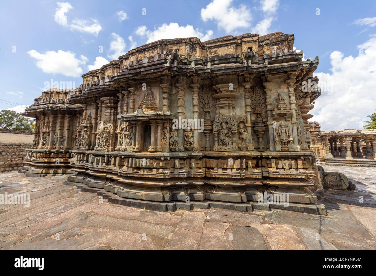 Le temple chennakeshava Viranarayana depuis l'intérieur du complexe du temple, Belur, Karnataka. Banque D'Images
