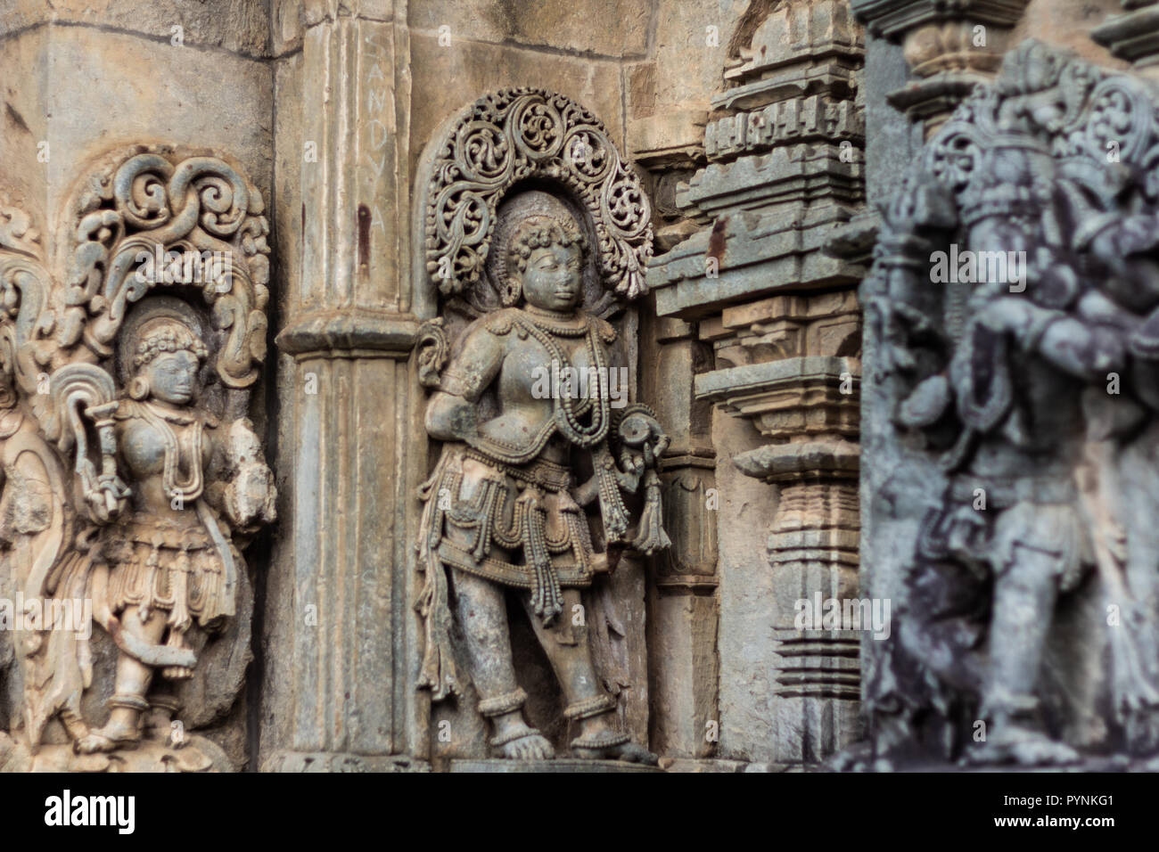 Des sculptures complexes des divinités hindoues et histoires Puranique de Belur et Halebid temple prémisse. Belur, Karnataka, Inde. Banque D'Images