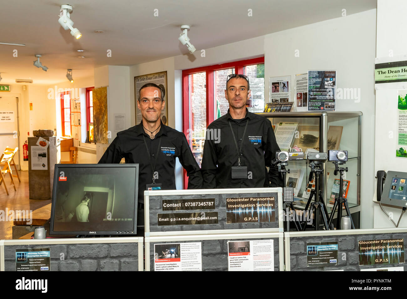 Les enquêteurs paranormaux Gloucestershire au Festival de la citrouille, doyen du Centre du patrimoine mondial, forêt de Dean. Banque D'Images