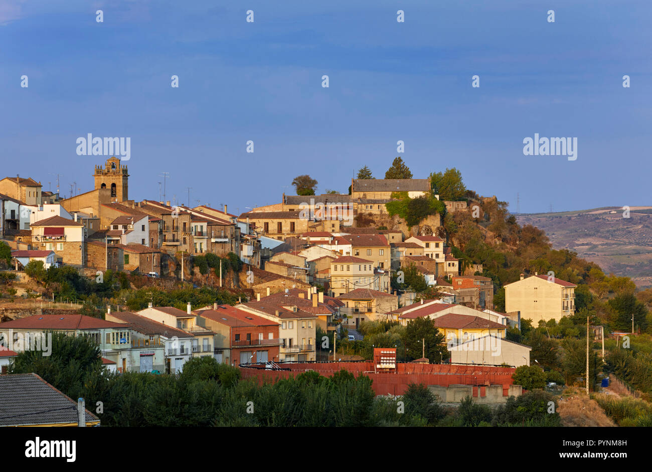 Ville de Lerma, tôt le matin la lumière avec ses arènes en premier plan et le Portugal dans la distance. Castilla y León, Espagne. [Arribes] Banque D'Images