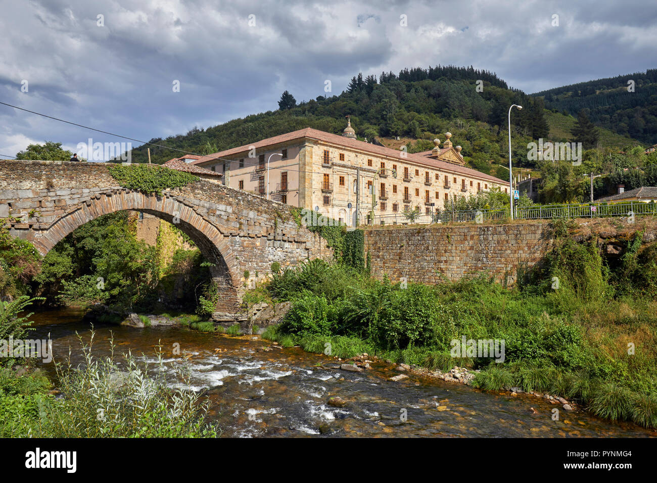 Monasterio de Corias (aujourd'hui un Parador) dans la vallée du Rio Narcea avec El Puente de Corias sur la rivière. Cangas del Narcea, Asturias, Espagne. [Ca Banque D'Images