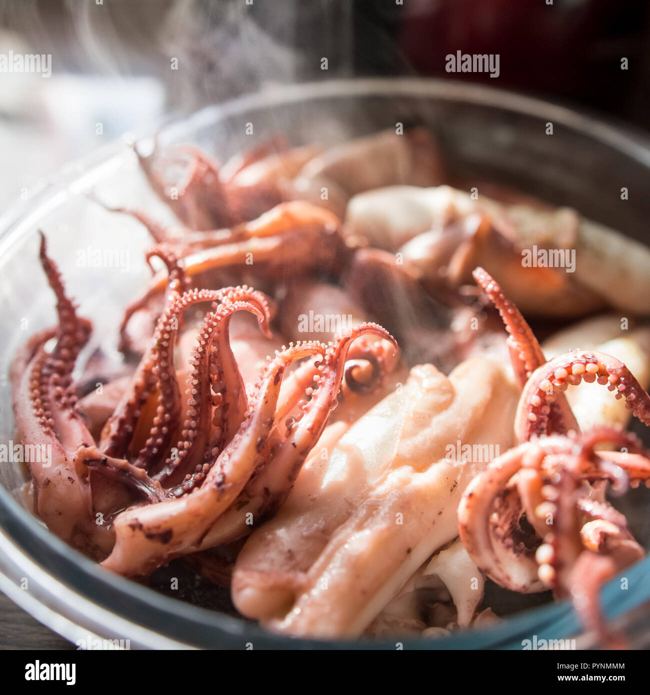 La viande fraîche de calamars cuits pour le déjeuner Banque D'Images
