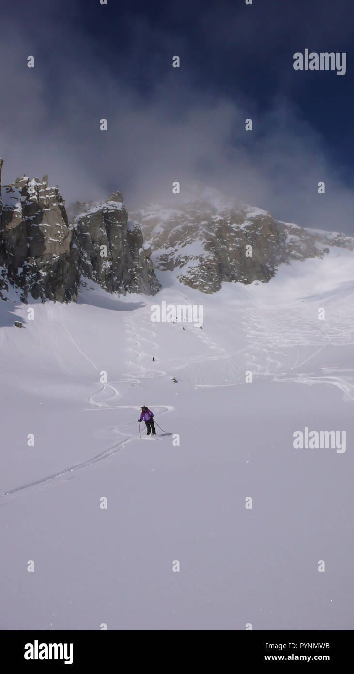 Plusieurs randonneurs profitez d'une descente de ski à distance un pic de montagne en Suisse, sur une belle journée d'hiver Banque D'Images