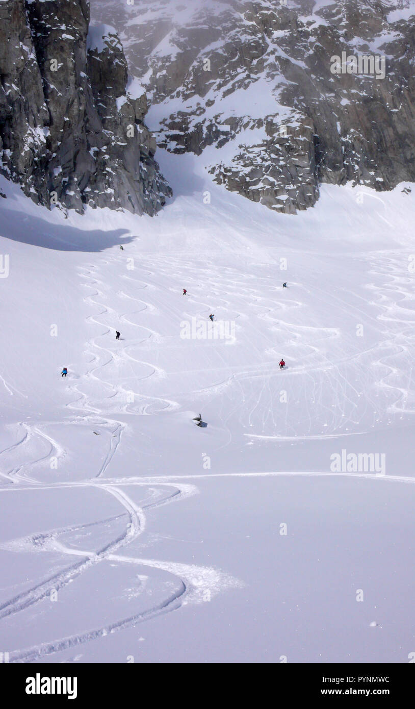 Plusieurs randonneurs profitez d'une descente de ski à distance un pic de montagne en Suisse, sur une belle journée d'hiver Banque D'Images
