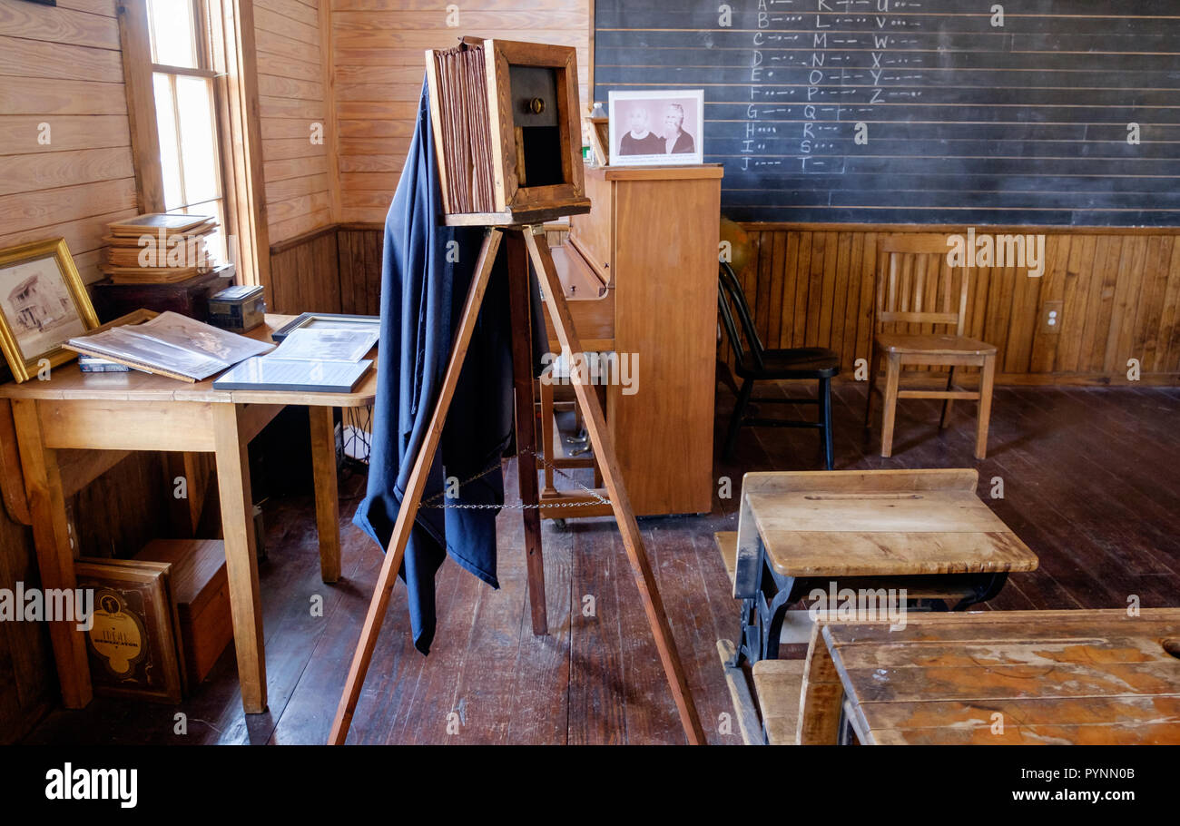 Vintage camera à capuchon accordéon sur trépied en bois dans une petite école Wilmeth. Chestnut Square Village historique, McKinney au Texas. Banque D'Images