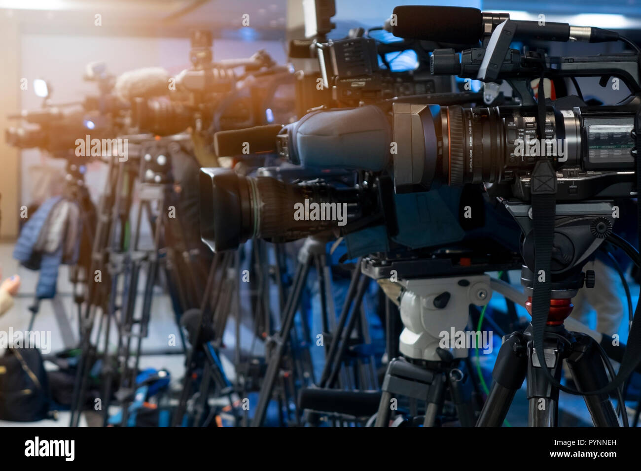 Conférence de presse. Filmer un événement avec une caméra vidéo. Banque D'Images