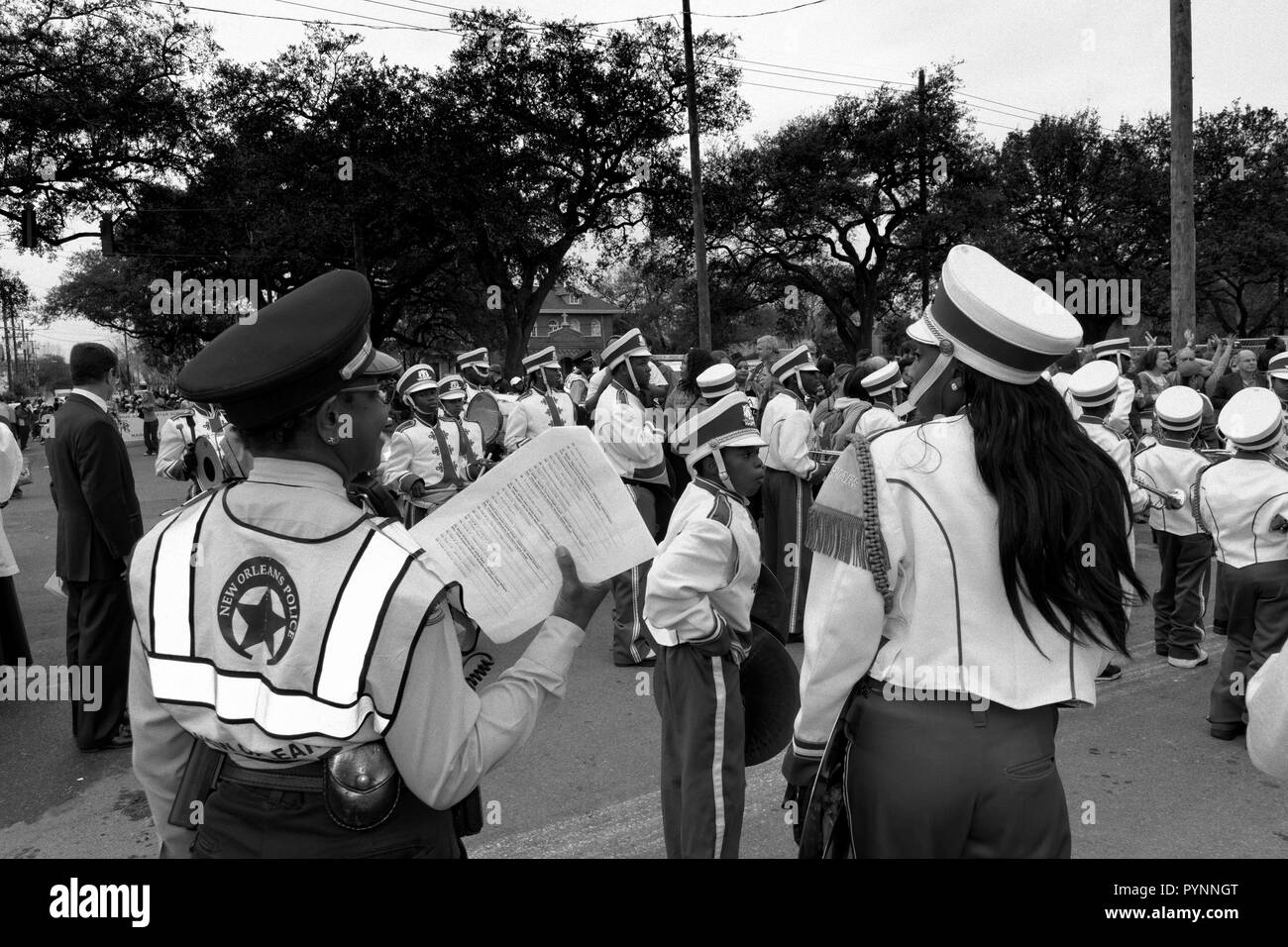Famille Femme Agent de police parlant à fille en fanfare, le Mardi Gras 2015, Nouvelle-Orléans, Louisiane, Etats-Unis. Banque D'Images