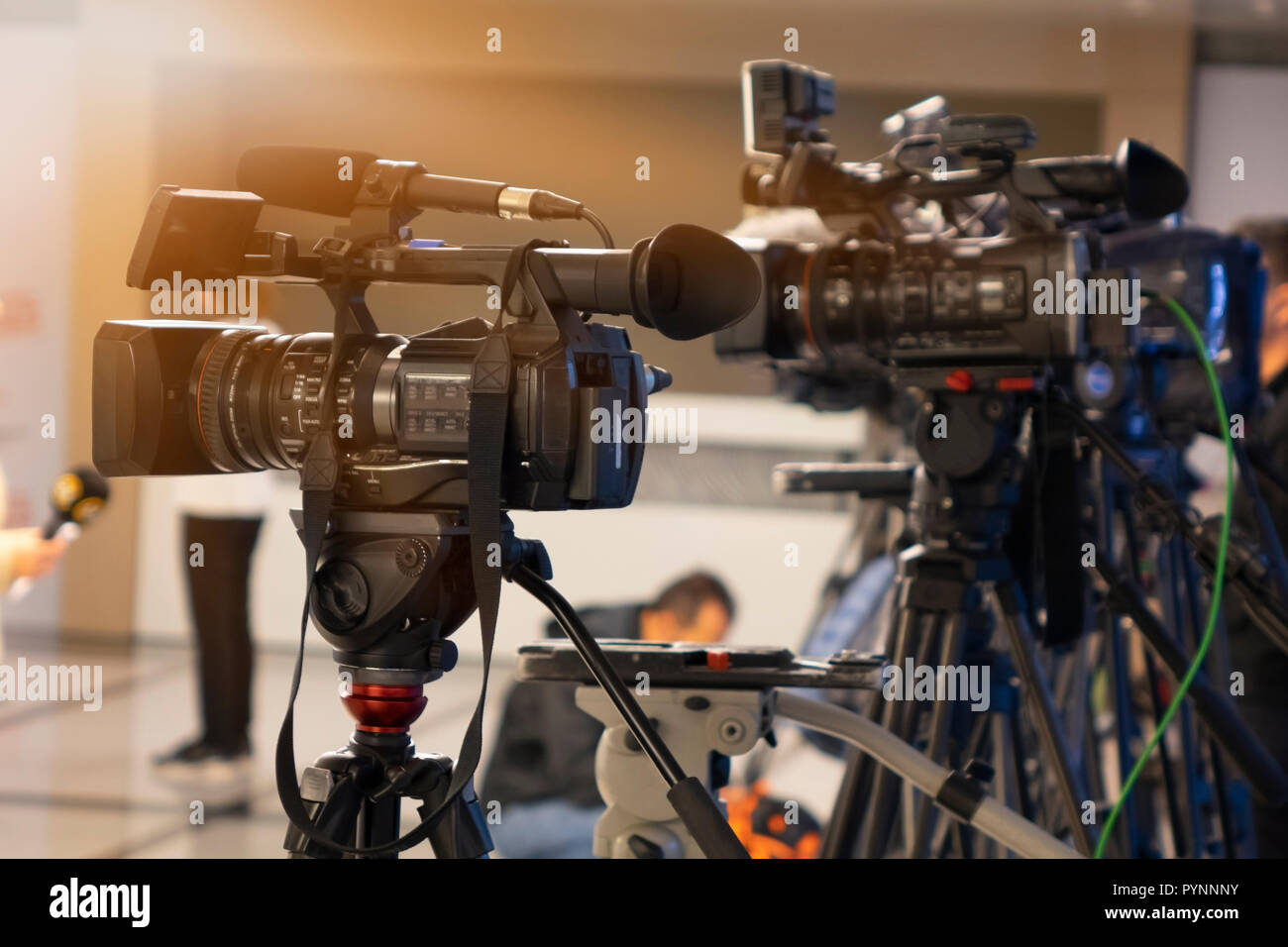 Conférence de presse. Filmer un événement avec une caméra vidéo. Banque D'Images