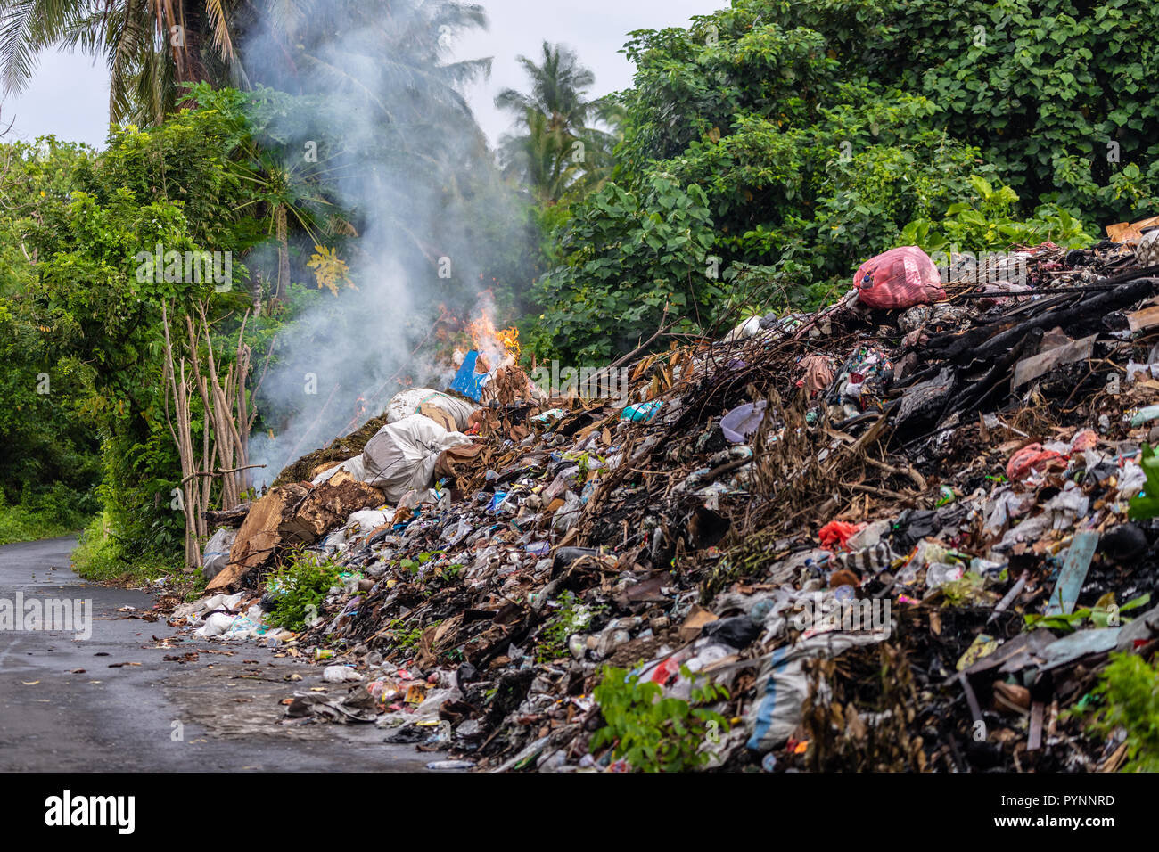 Tonnes de déchets industriels le long de la route de gravure dans la banda Neira island, Indonésie Banque D'Images