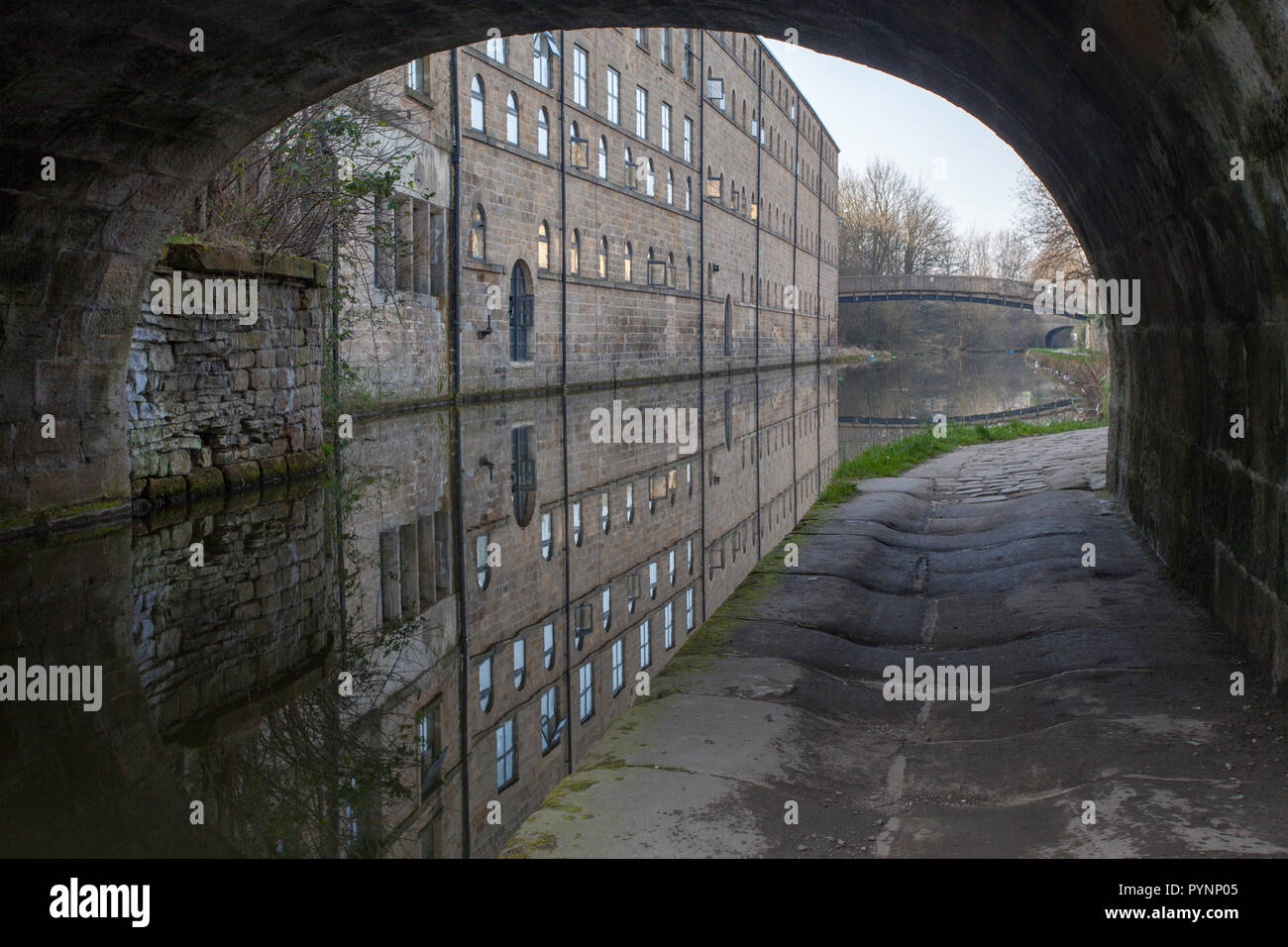 Le Leeds Liverpool Canal et les bâtiments de la Brasserie The Elmora (maintenant l'hébergement pour les étudiants de l'université Leeds Beckett)) Banque D'Images