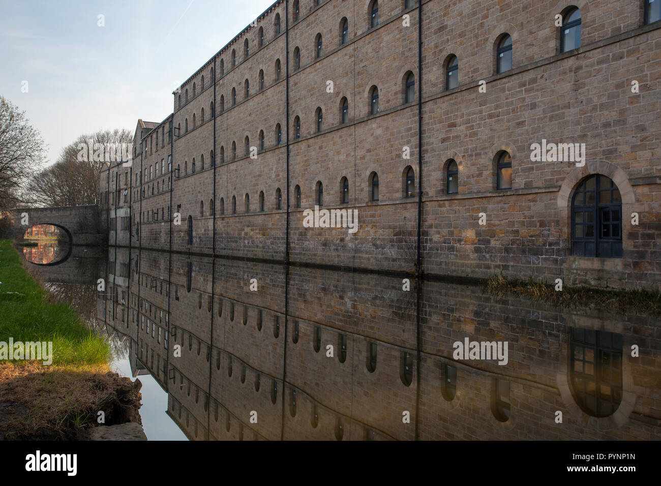 Le Leeds Liverpool Canal et les bâtiments de la Brasserie The Elmora (maintenant l'hébergement pour les étudiants de l'université Leeds Beckett)) Banque D'Images