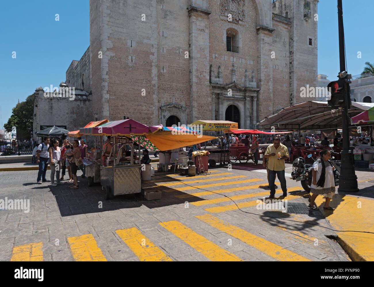 La cale au festival de rue dans la plaza de la Independencia le merida en domingo merida le dimanche. Banque D'Images