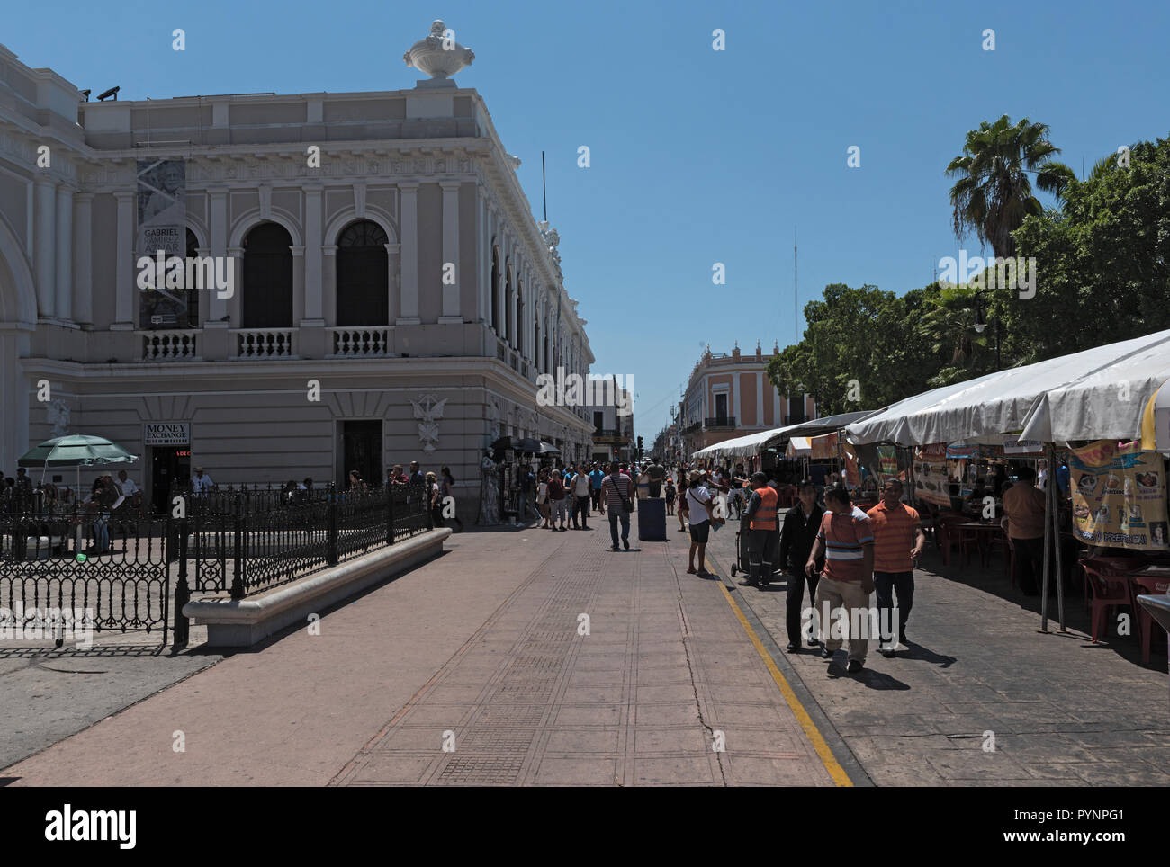 La cale au festival de rue dans la plaza de la Independencia le merida en domingo merida le dimanche. Banque D'Images
