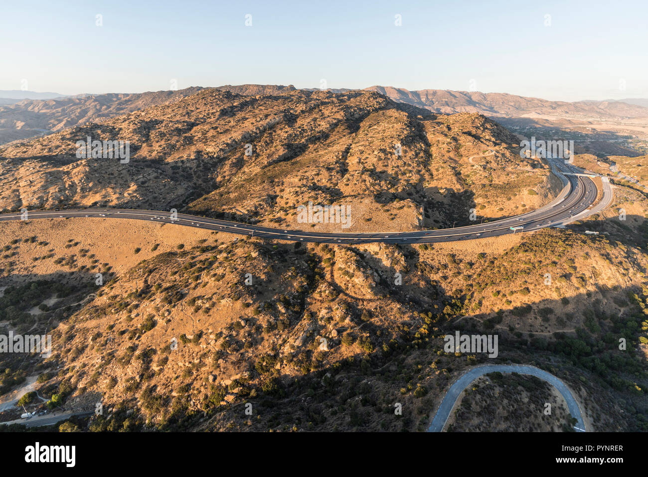 Vue aérienne de la route 118 et l'Autoroute Parc pic rocheux entre Simi Valley et la vallée de San Fernando de Los Angeles, Californie. Banque D'Images
