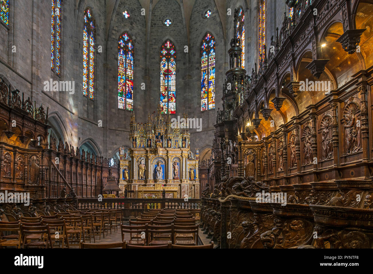 Stalles en bois sculpté et de l'autel dans la Cathédrale Notre-Dame de Bagnères-de-Luchon cathédrale, Haute-Garonne, Pyrénées, France Banque D'Images