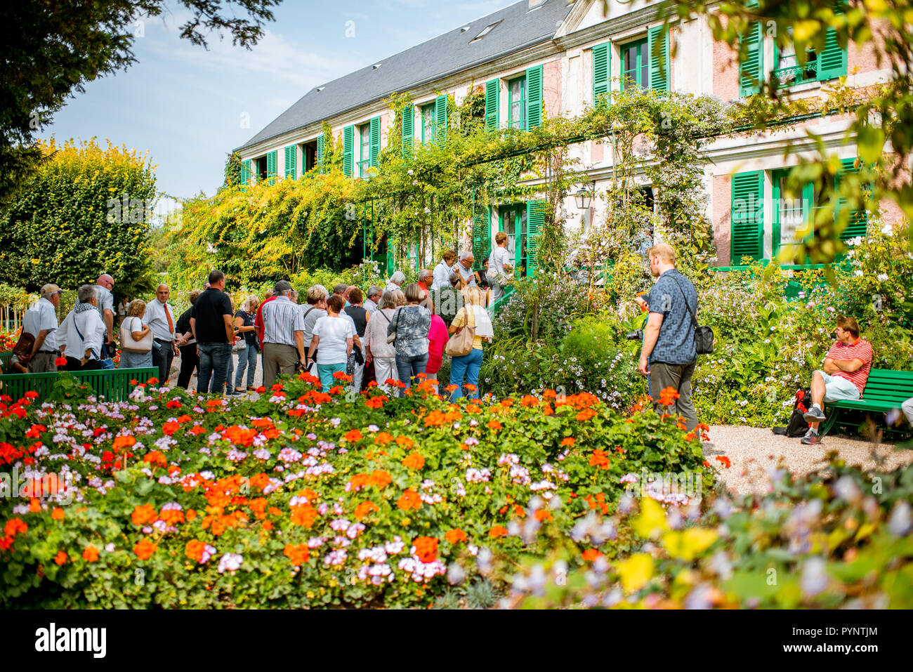 GIVERNY, FRANCE - 03 septembre 2017 : Maison et jardin de Claude Monet avec les touristes, célèbre peintre impressionniste français à Giverny ville de France Banque D'Images