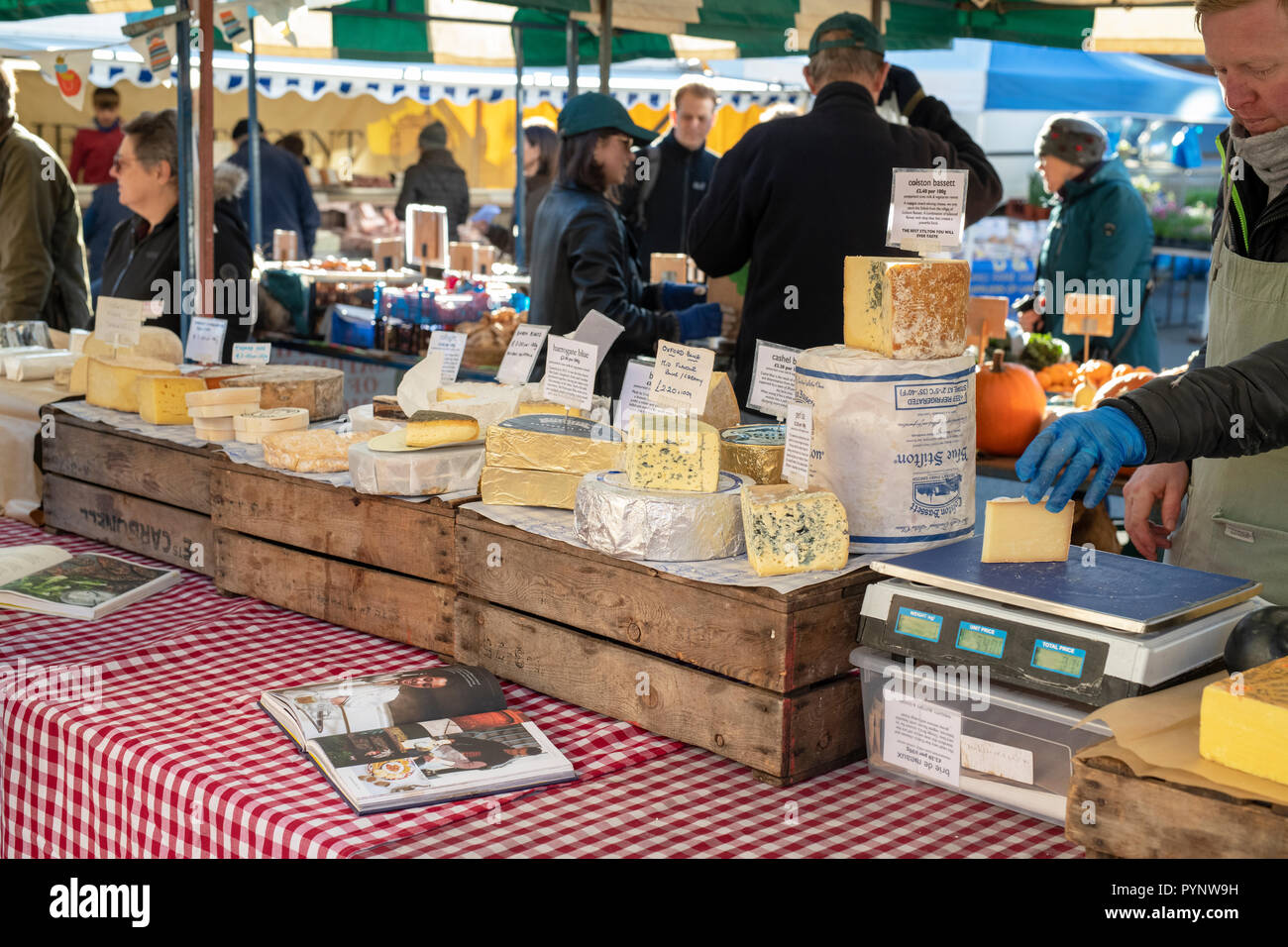 Les fromages de spécialité décroche à Deddington farmers market. Deddington, Oxfordshire, Angleterre Banque D'Images