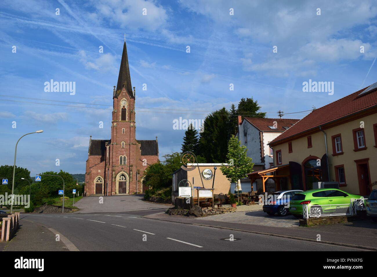 L'église catholique Saint Andreas construit à partir de 1898/1901, dans Reimsbach vue depuis la façade, ciel bleu et ensoleillé, Ansicht von vorne. Banque D'Images