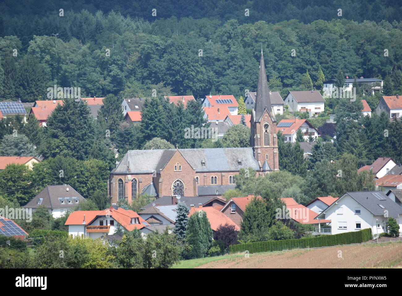 L'église catholique Saint Andreas construit à partir de 1898/1901, dans Reimsbach Vue du sud-ouest, ciel bleu et ensoleillé, gesehen von Südwesten Banque D'Images