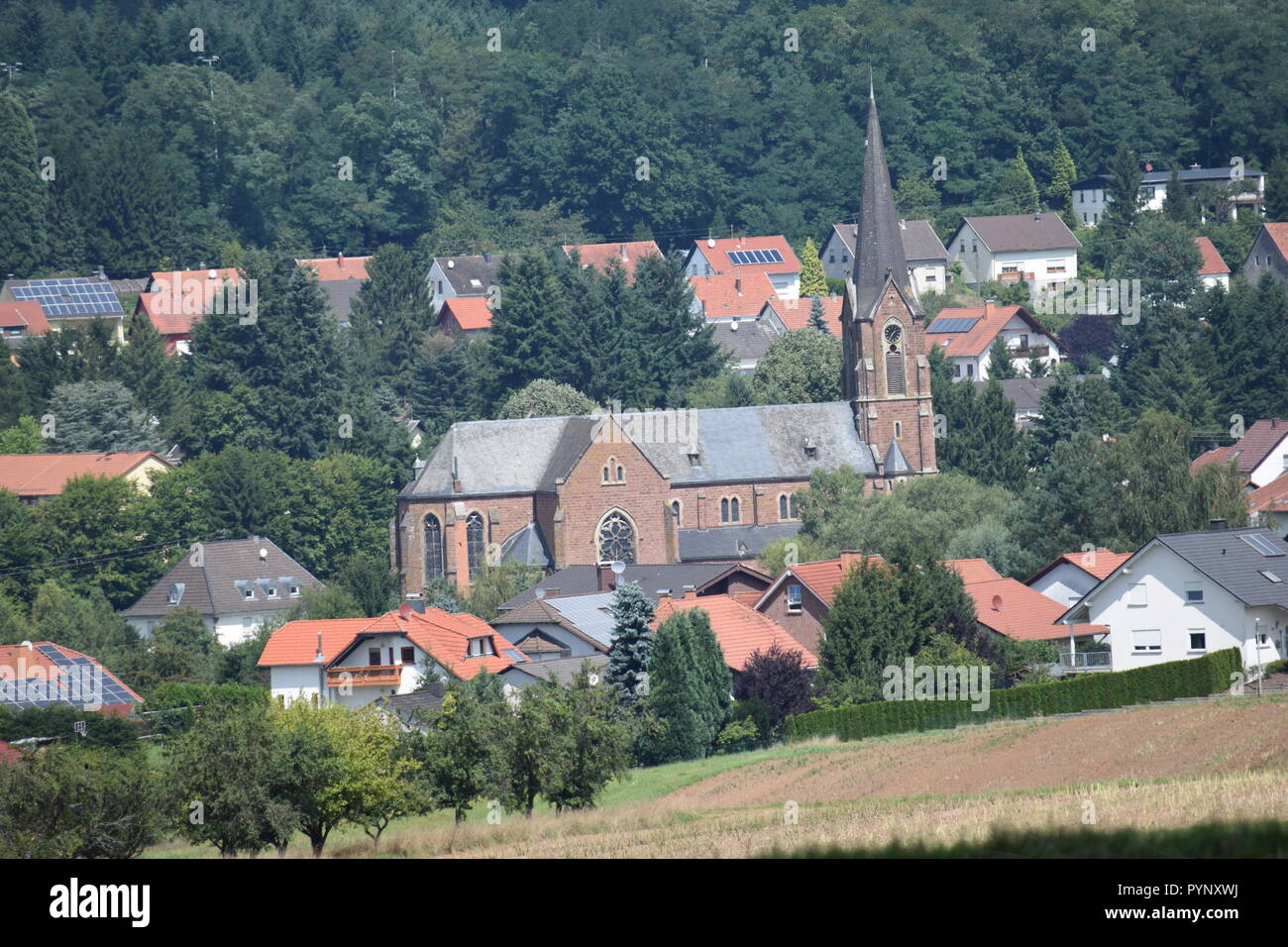 L'église catholique Saint Andreas construit à partir de 1898/1901, dans Reimsbach Vue du sud-ouest, ciel bleu et ensoleillé, gesehen von Südwesten Banque D'Images