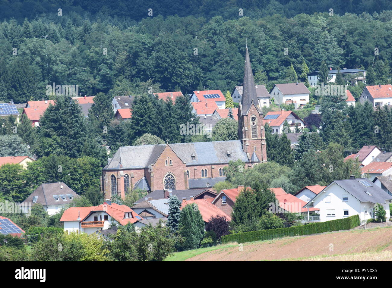 L'église catholique Saint Andreas construit à partir de 1898/1901, dans Reimsbach Vue du sud-ouest, ciel bleu et ensoleillé, gesehen von Südwesten Banque D'Images