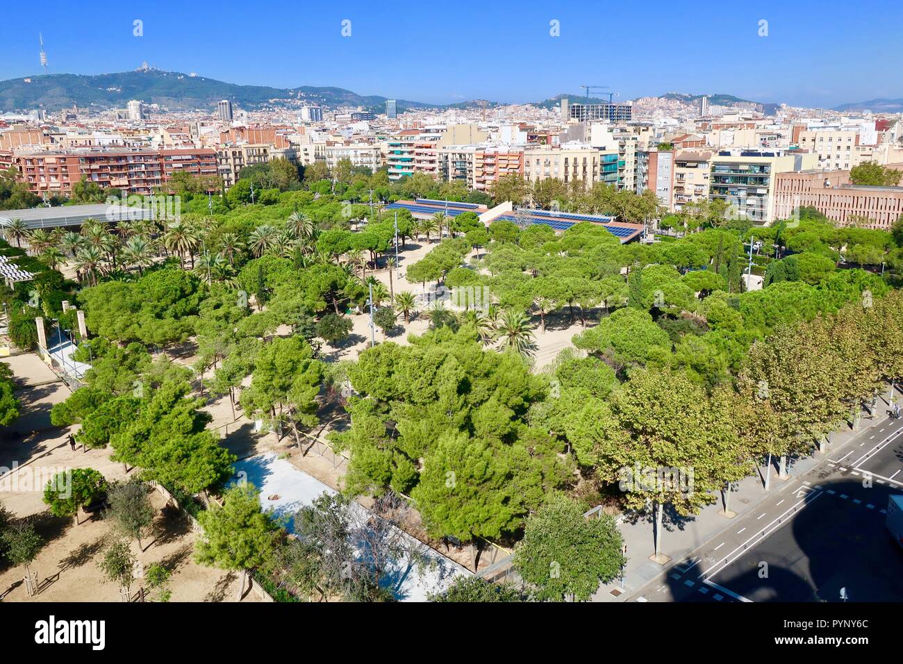 Parc de Joan Miro. Vu depuis le toit de l'Arenas. Une oasis de verdure en plein cœur de Barcelone. Octobre 2018. Banque D'Images