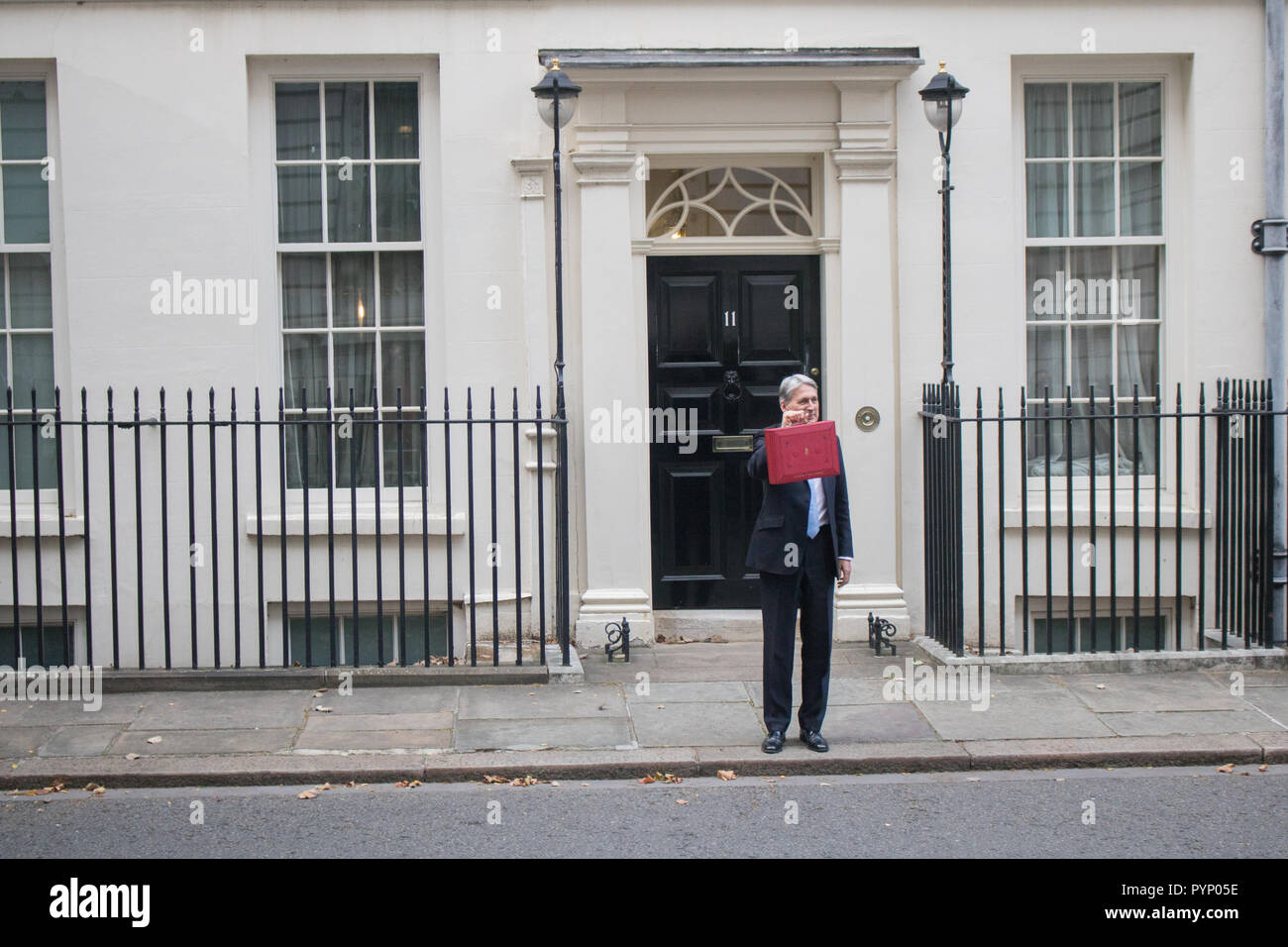 London UK. 29 octobre 2018. Chancelier de l'Échiquier Philip Hammond quitte en dehors de 11 Downing Street avant d'aller devant le Parlement pour présenter le dernier budget avant Brexit en promettant de mettre fin à l'austérité et l'augmentation des dépenses publiques Crédit : amer ghazzal/Alamy Live News Banque D'Images