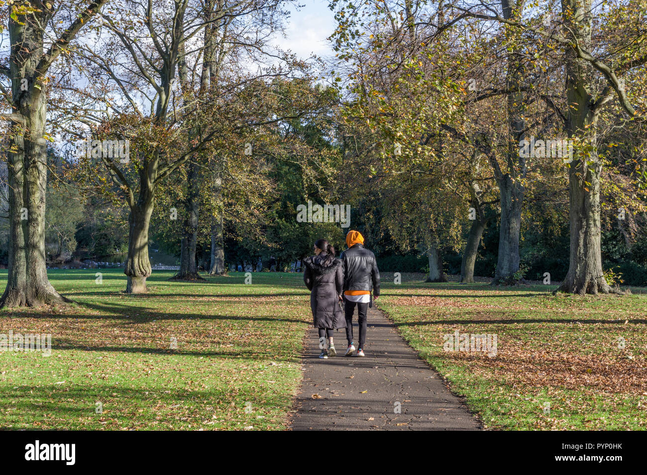 Northampton, Royaume-Uni. 29 octobre 2018. Lors d'une froide mais claire journée d'automne, les visiteurs à Abington park certains après-midi ensoleillé. David Humphreys/Alamy Live News Banque D'Images