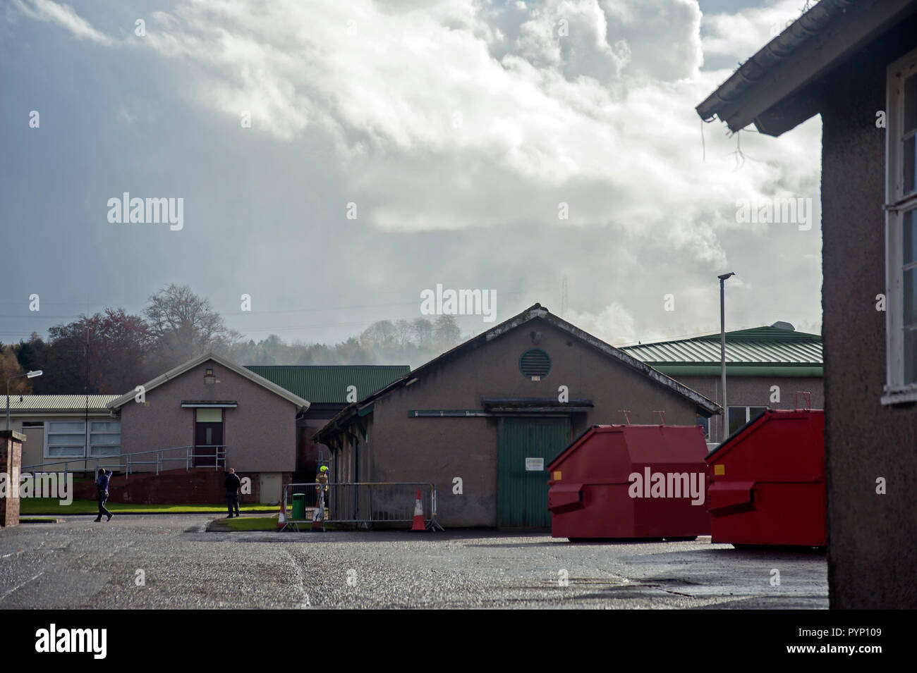 Brechin, Angus, Scotland, UK. 29 octobre, 2018. Aux alentours de 11h15 ce matin (29 octobre 2018) un incendie a éclaté dans le toit de la X-ray Dept. de Stracathro Hôpital, Brechin, Angus, Scotland. L'incendie a été pensé pour avoir été démarré sur un toit plat en réparation avant de s'étendant dans le toit principal. Les patients et le personnel ont été evactuated à partir de l'unité de chirurgie qui abrite le X-ray Dept. et transférés dans un autre centre d'apprentissage et d'éducation sur place. Credit : Photographe1/Alamy Live News Banque D'Images