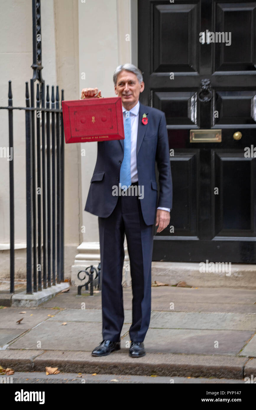 Londres 19 octobre 2018, Philip Hammond MP PC, chancelier de l'Échiquier, avec son budget fort au 11 Downing Street, Londres devant son budget 2018. Ian Davidson Crédit/Alamy Live News Banque D'Images