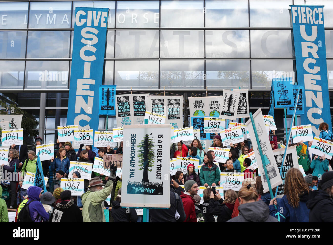 Eugene, Oregon, USA. 29 octobre, 2018. Des centaines d'adolescents demandeurs au Juliana vs. US Climate Action' au Palais fédéral à Eugene, Oregon. Auteur : Gina Kelly/Alamy Live News Banque D'Images