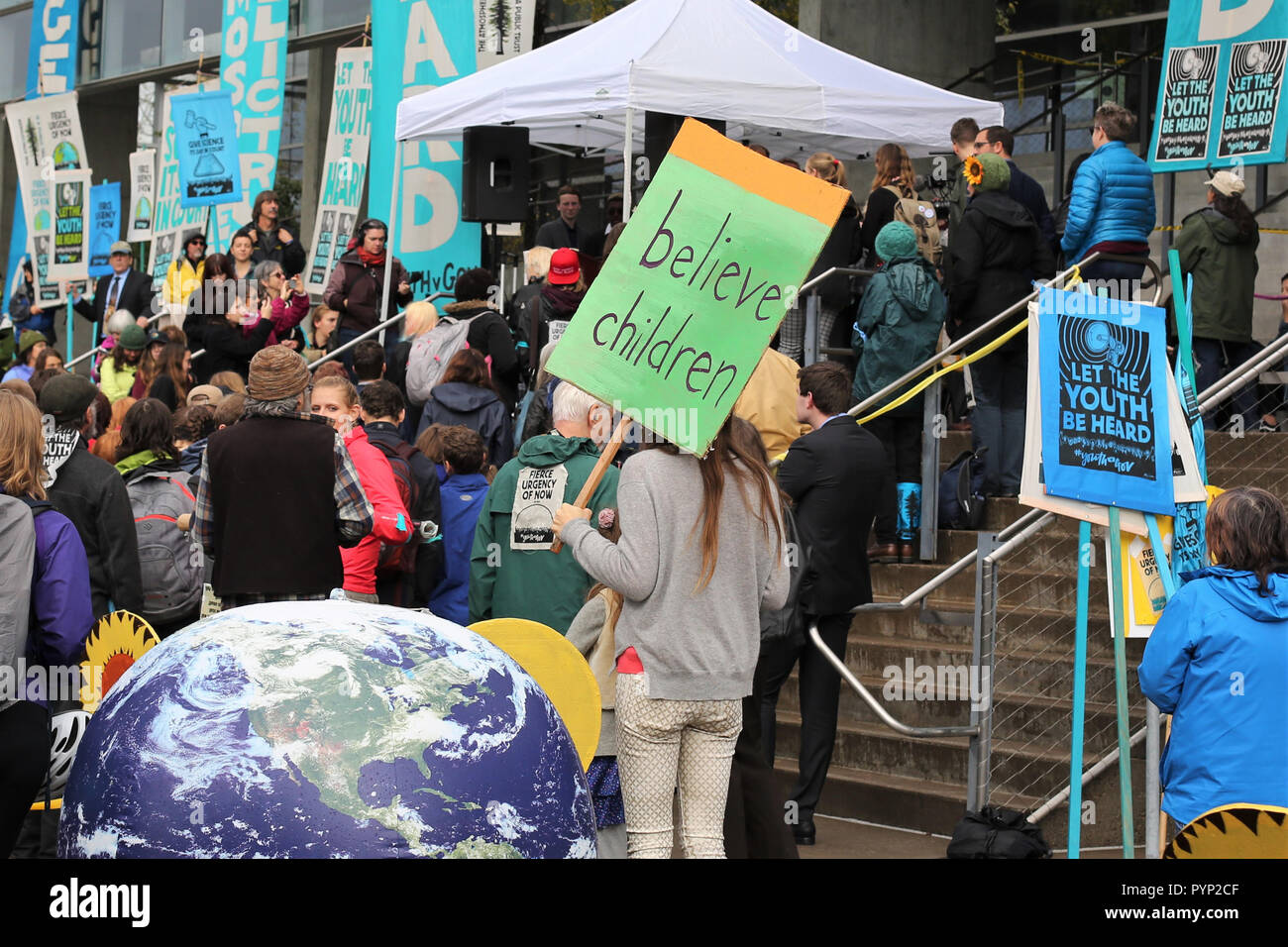 Eugene, Oregon, USA. 29 octobre, 2018. Des centaines d'adolescents demandeurs au Juliana vs. US Climate Action' au Palais fédéral à Eugene, Oregon. Auteur : Gina Kelly/Alamy Live News Banque D'Images