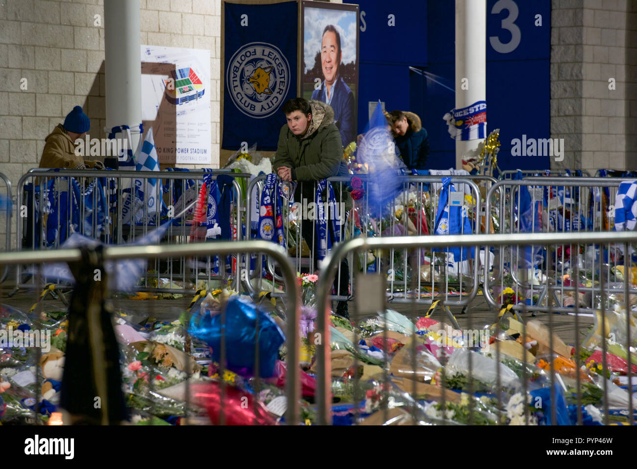 Leicester, Royaume-Uni. 29 Oct, 2018. Fans déposer des fleurs à l'éclairage du terrain de football de Leicester City après que le propriétaire a été tué dans son hélicoptère. Crédit : Robin palmer/Alamy Live News Banque D'Images