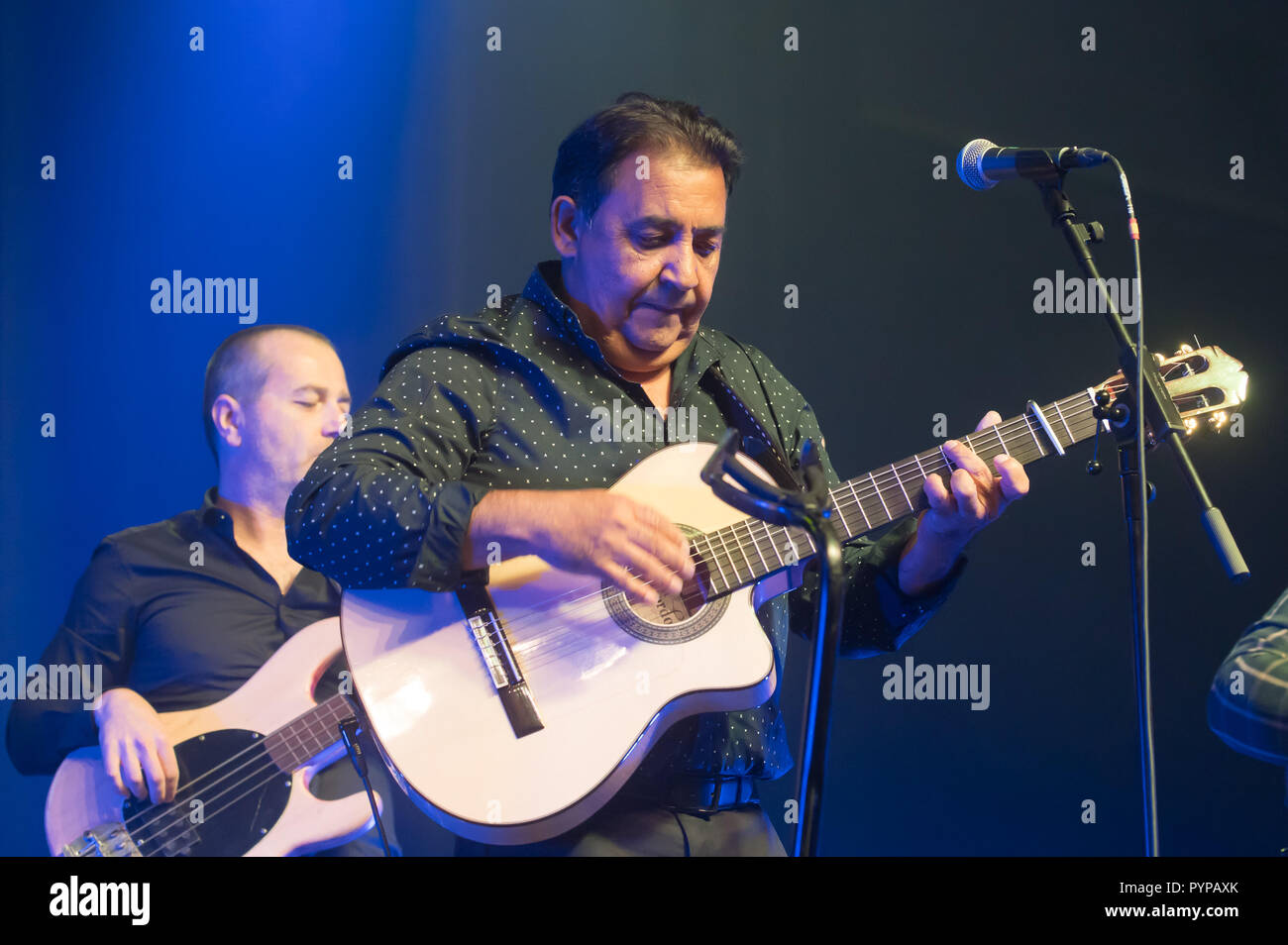 Budapest, Hongrie. 29 Oct, 2018. Membre de Gypsy Kings joue de la guitare lors du concert à Budapest, Hongrie, le 29 octobre 2018. Credit : Attila Volgyi/Xinhua/Alamy Live News Banque D'Images