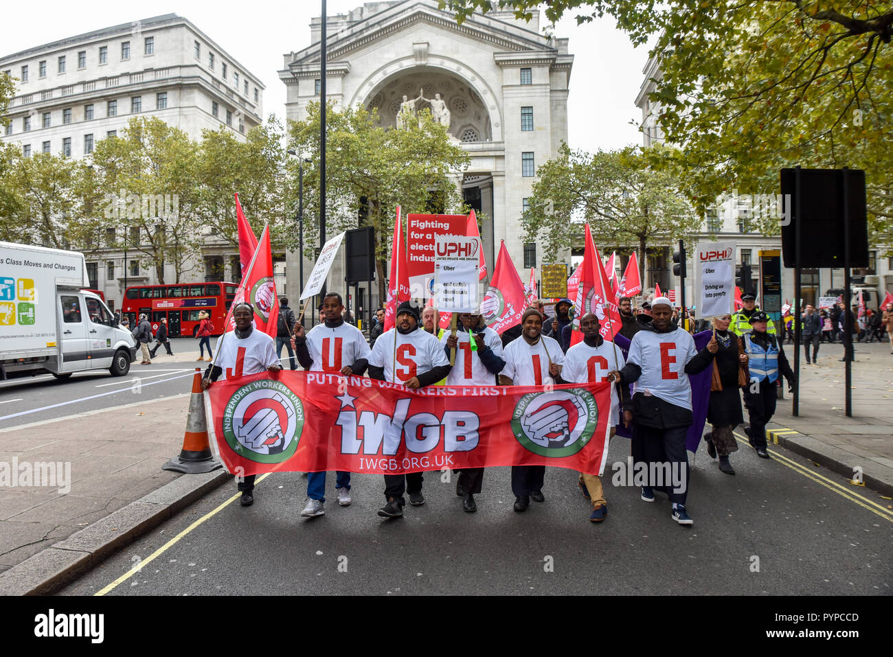 Aldwych, London, UK. 30Th Oct, 2018. Le Syndicat des travailleurs indépendants (IWGB de Grande-bretagne) marche dans le centre de Londres comme le visage IWGB Uber en Cour d'appel dans le cadre de l'actuelle bataille sur les droits des travailleurs. Crédit : Matthieu Chattle/Alamy Live News Banque D'Images