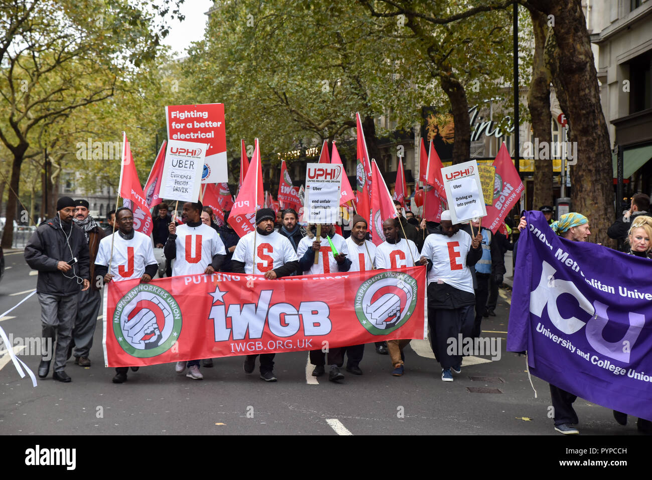 Aldwych, London, UK. 30Th Oct, 2018. Le Syndicat des travailleurs indépendants (IWGB de Grande-bretagne) marche dans le centre de Londres comme le visage IWGB Uber en Cour d'appel dans le cadre de l'actuelle bataille sur les droits des travailleurs. Crédit : Matthieu Chattle/Alamy Live News Banque D'Images