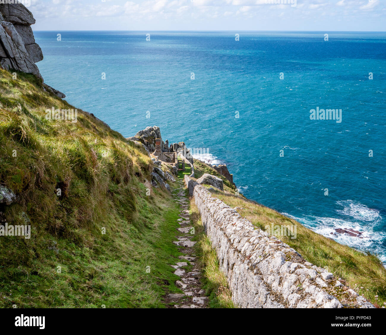 Ruines de la batterie sur la côte ouest de l'île de Lundy au large de la côte du Devon UK autrefois une station de signalisation de brouillard à l'aide de tir de canon d'avertissement Banque D'Images