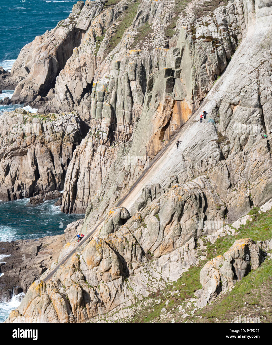 Alpinistes sur le visage pur de The Devil's Slide la plus longue plaque de granit grimper en Europe - Lundy Island au large de Devon UK Banque D'Images