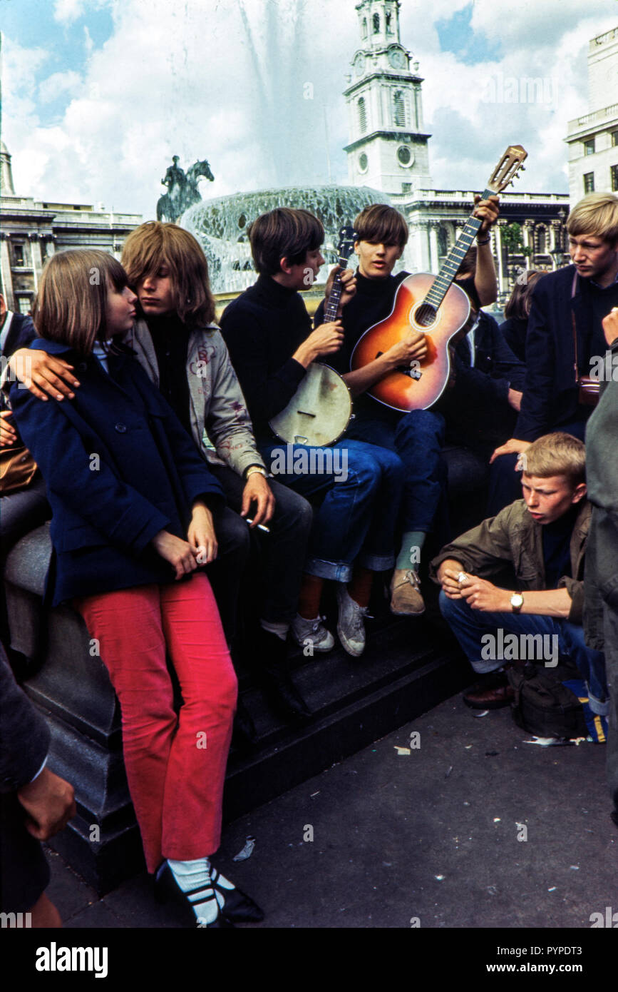 Les hippies à Trafalgar Square, Londres, au cours de la fin des années 60, Colin Maher/Simon Webster Banque D'Images