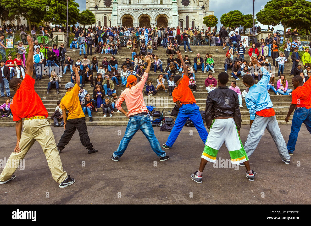France, Paris, Montmartre, les gens en face de l'SacrÃ© Coeur Banque D'Images