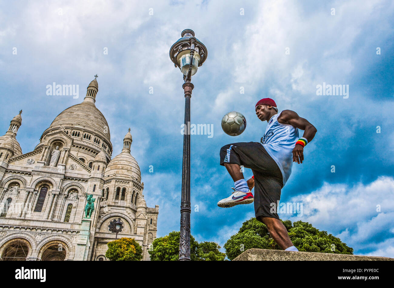 France, Paris, Montmartre,un jongleur en face de l'SacrÃ© Coeur Banque D'Images