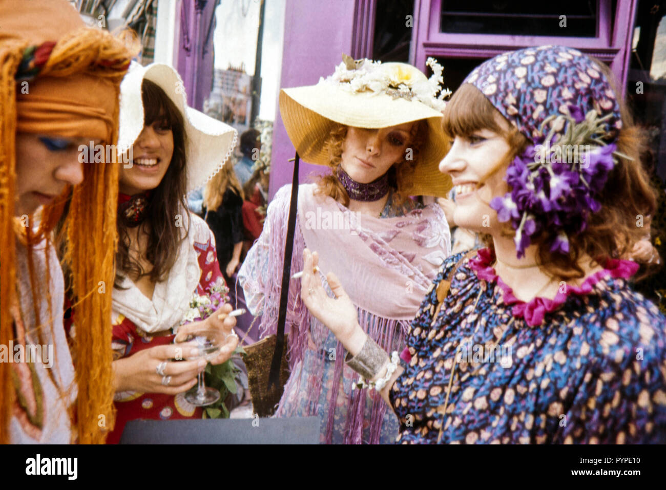 Les hippies chic et tendance. Les filles de Chelsea, Londres durant la fin des années 60, Colin Maher/Simon Webster Banque D'Images