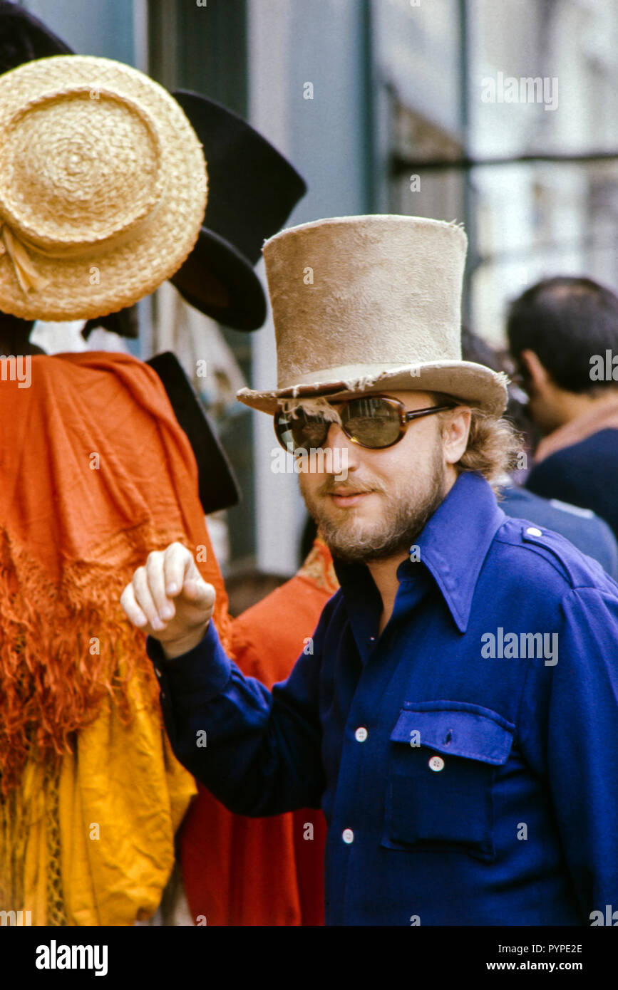 Hippy homme portant un chapeau haut de forme à l'extérieur d'un magasin à Portabello Road, Londres durant la fin des années 60, Colin Maher/Simon Webster Banque D'Images